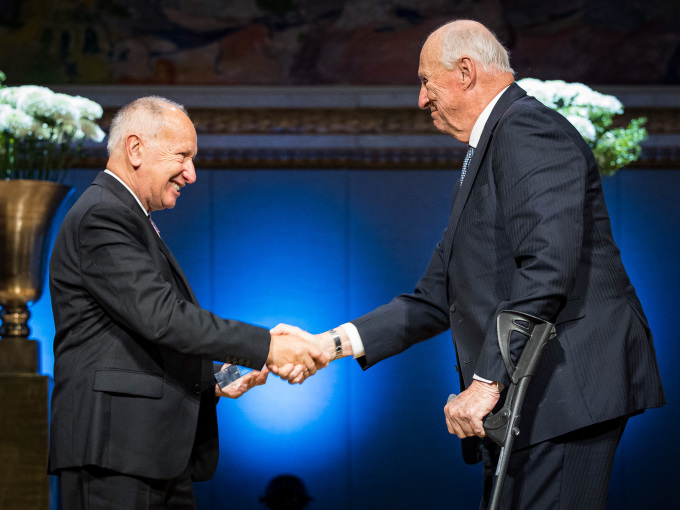 Kong Harald deler ut Abelprisen 2023 til Luis Caffarelli i Universitetets Aula i Oslo. Foto: NTB/Abelprize